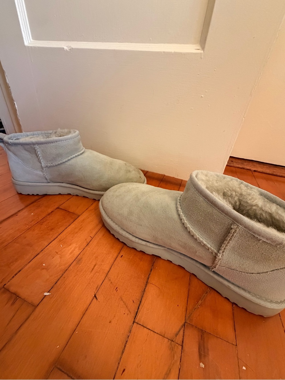 Uggs - Picture 3 of 8